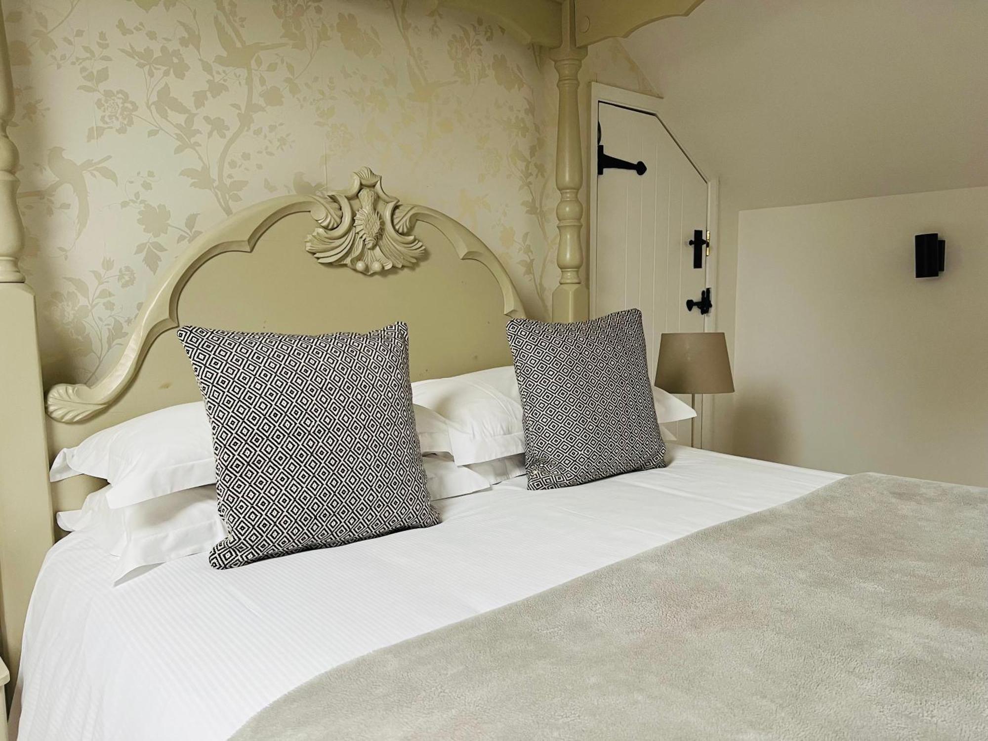 Cottage Lodge Hotel Отель 2*
