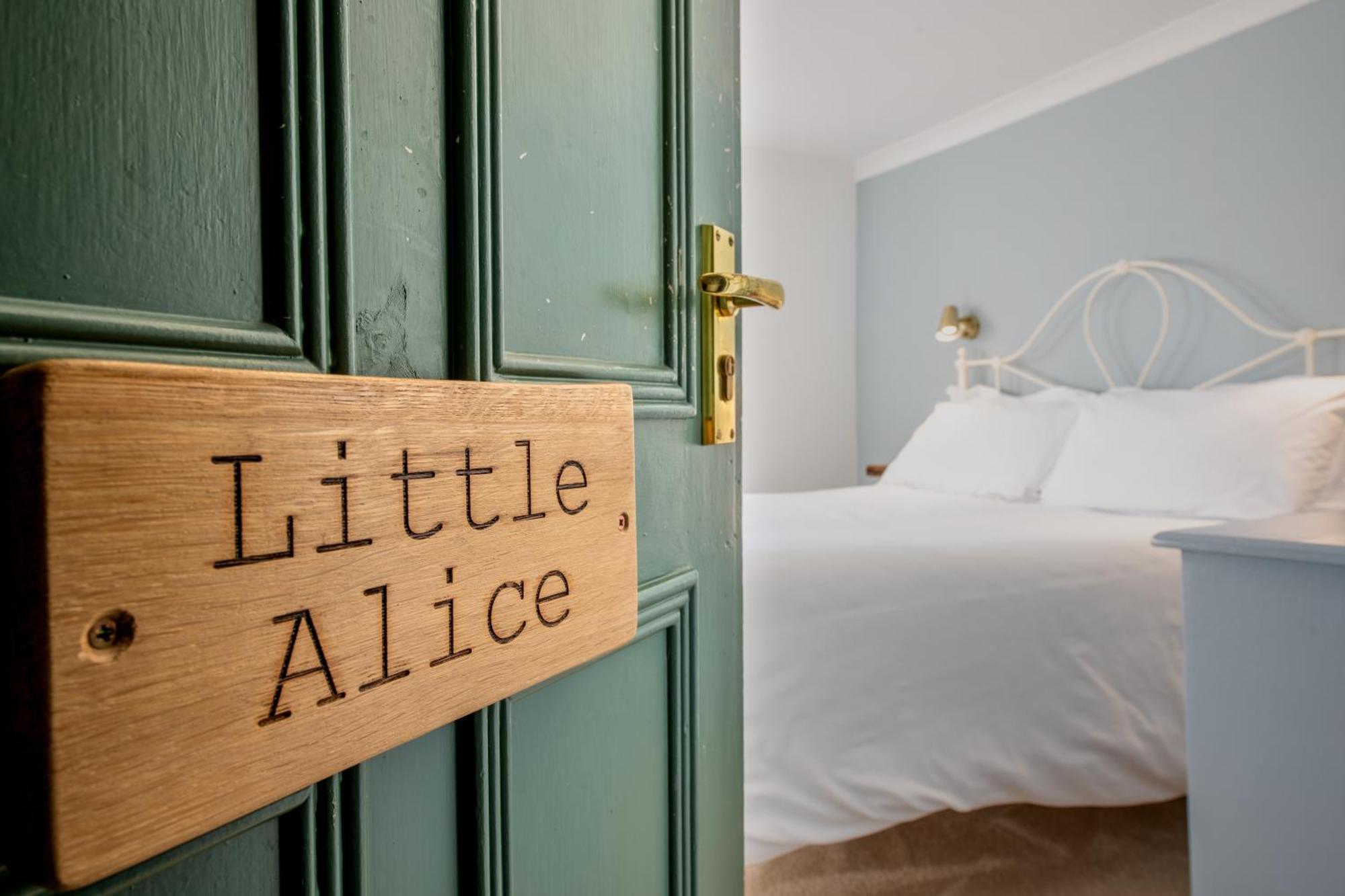 Cottage Lodge Hotel 2*